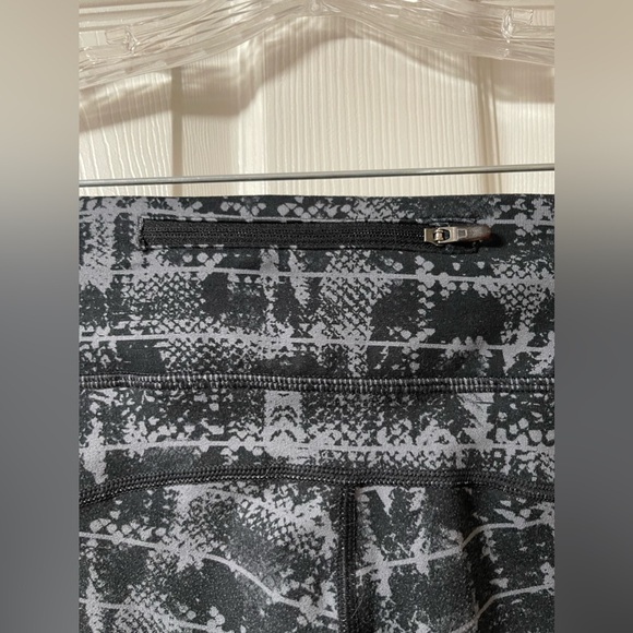 NIKE Cropped Epic Viper Print Black Gray Running Tights Size Medium - Picture 9 of 13